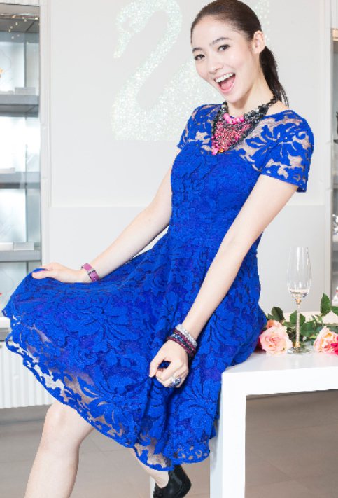 謝沛恩以耀眼的紅、藍色系施華洛世奇飾品，搭配Ted Baker鏤空蕾絲洋裝，示範搶眼迷人的派對造型。圖／記者楊萬雲攝影