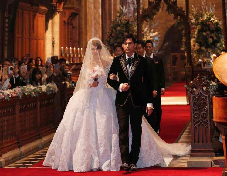 周董和昆凌日前在英國教堂舉行婚禮，婚紗很有可能出自英國設計師品牌Alexande...