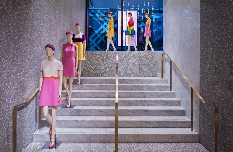 階梯上擺放著的模特兒架讓現場宛如一場真正的時裝秀和藝術展覽的組合，給予消費者者新穎的購物體驗。圖／VALENTINO提供