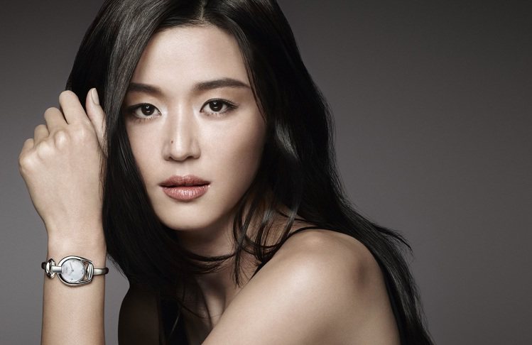 全智賢在廣告中配戴Gucci Horsebit 腕表。圖／Gucci提供