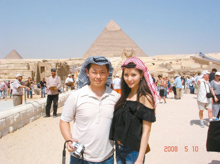 廖鎮漢與妻子孫芸芸在埃及金字塔前合照。圖／廖鎮漢提供