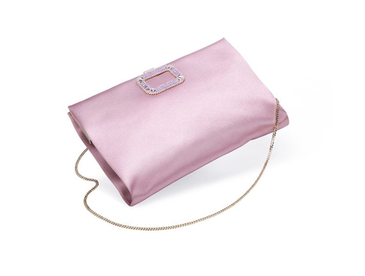 Night Folder粉紫色鑽飾緞面鍊帶手拿包，11萬1,200元。圖／Roger Vivier提供