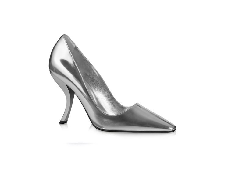 Virgule銀色鏡面皮革高跟鞋，31,900元。圖Roger Vivier提供