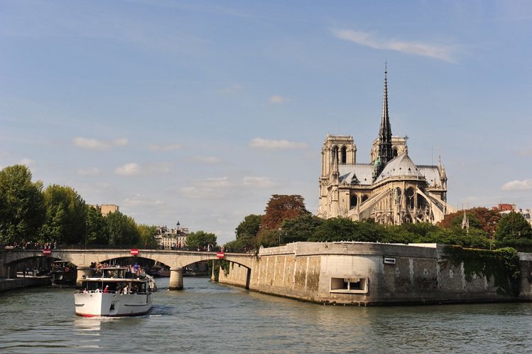 林莉工作坊推出巴黎塞那河的蜜月婚紗之旅。圖／林莉提供
