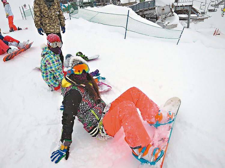 練會滑雪之前，先練習如何安全摔倒。圖／陳立凱攝影、賈永婕提供