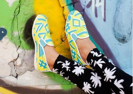 FLOSSY幾何黃綠線條交織而成的slip on， 巴塞隆納街頭中天馬行空的創意。ADRA休閒鞋1,650元。圖／FLOSSY提供