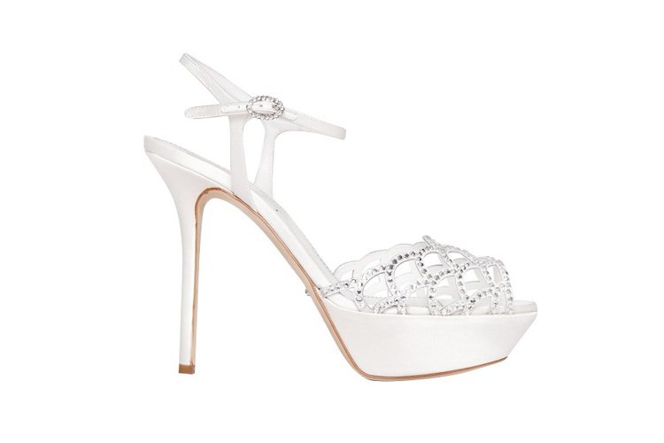 Sergio Rossi Bridal Collection 新娘系列 VAGUE白色緞面鏤空麟紋水鑽厚底高跟涼鞋，52,000元。圖／Sergio Rossi提供