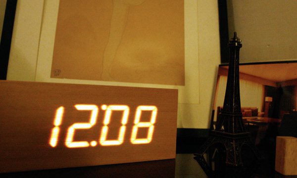 檜木LED時計可顯示時間、日期、溫度，又具鬧鐘功能。圖／Wow!La Vie提供