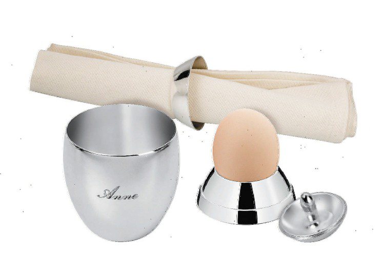 Christofle的Oeuf生日禮蛋，可拆成餐巾環、水杯、雞蛋杯與陀螺玩具，極富創意。圖／Christofle提供