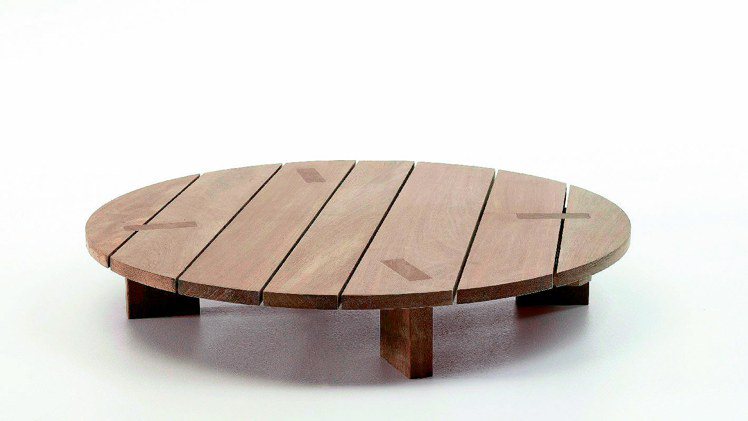 Piero LissonI創作的Pallet Coffee Table，溫潤木調與簡約線條，組合出詩意美感。圖／MOT CASA提供