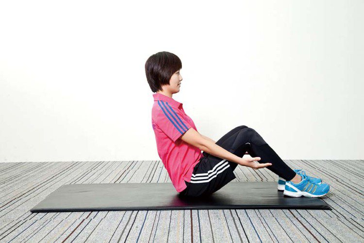 STEP1：坐在地板上，雙腳屈膝踏在地板上。圖／TVBS周刊
