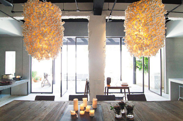 由蠶繭組成的吊燈、木頭桌椅，構成自然自在的空間。記者廖國隆／攝影