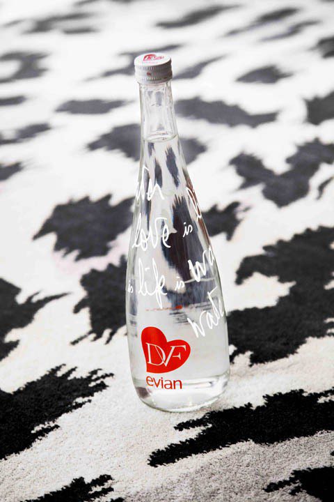 evian x Diane von Furstenberg 2013限量紀念瓶，貫徹其品牌年輕活力和樂觀的生活態度。圖／she.com.tw提供