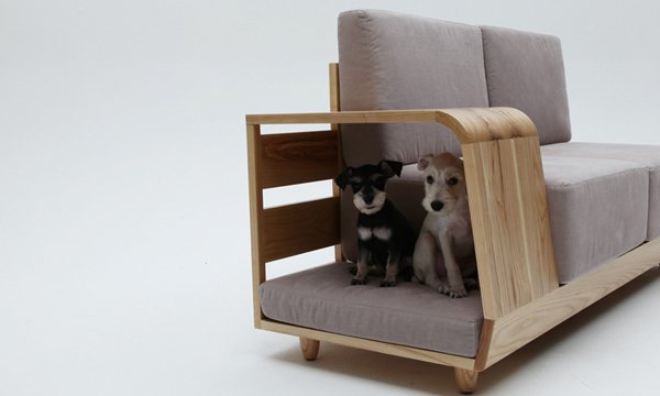 沙發的木製把手下，藏有另一個小小沙發區，那是狗兒們取暖的窩。圖／Wow!La Vie提供