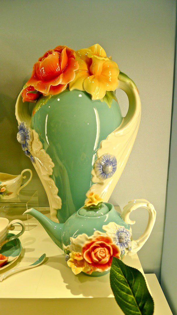 《凡爾賽花園》系列中的花瓶，感覺就像晚禮服一樣精緻。圖／賈亦珍提供