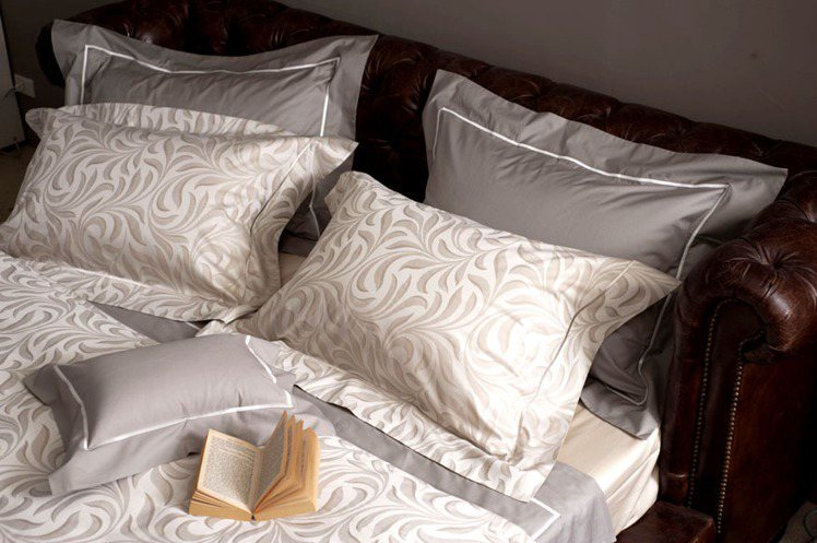 寬庭「Tubero奧芙麗床組」雙色緹花的蔓葉圖騰，讓夜晚的寢居充滿涼爽fu。圖／寬庭提供