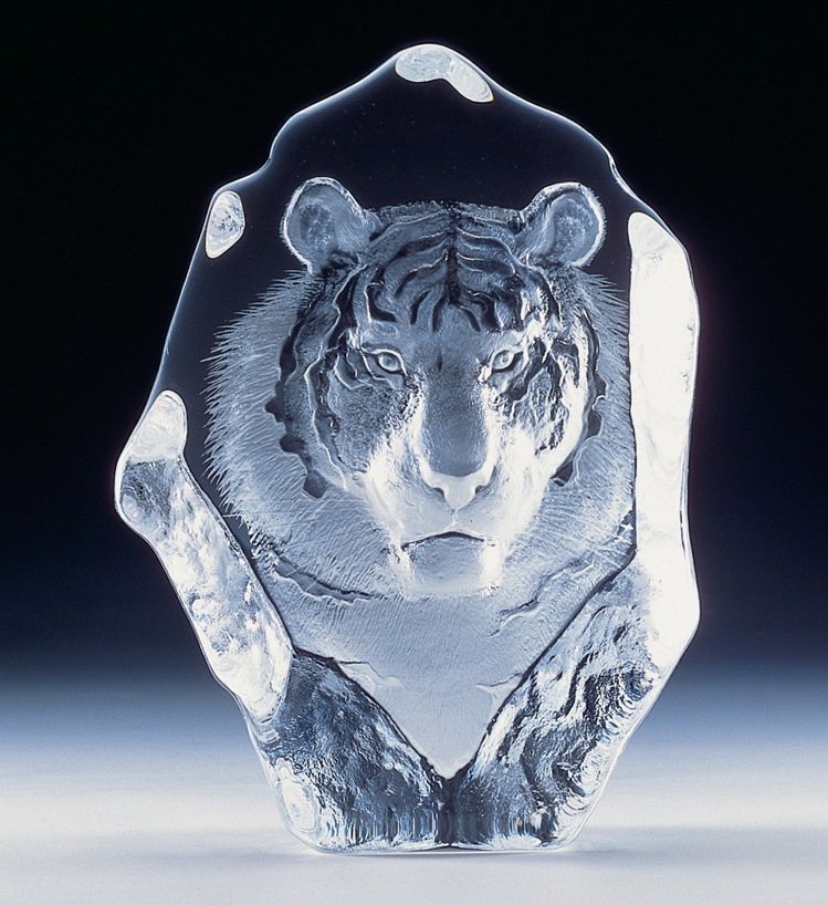 居禮名店代理的瑞典Mats Jonasson邁斯強納生手工雕刻水晶，透過作品為野生動物盡心力。圖／居禮名店提供