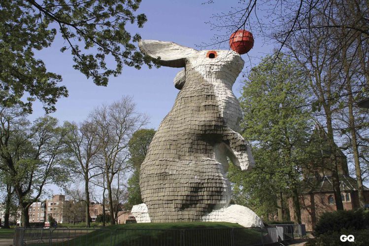 這隻以廢棄木材打造的巨大兔子為黃色小鴨創作者霍夫曼的成名作。圖／GQ提供
