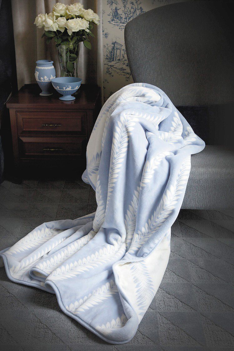 月桂冠超細纖維毛毯，定價3980元。圖／WEDGWOOD提供