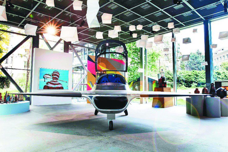 卡地亞當代藝術基金會30周年特展內置有馬克紐森的飛機模型。圖／卡地亞提供