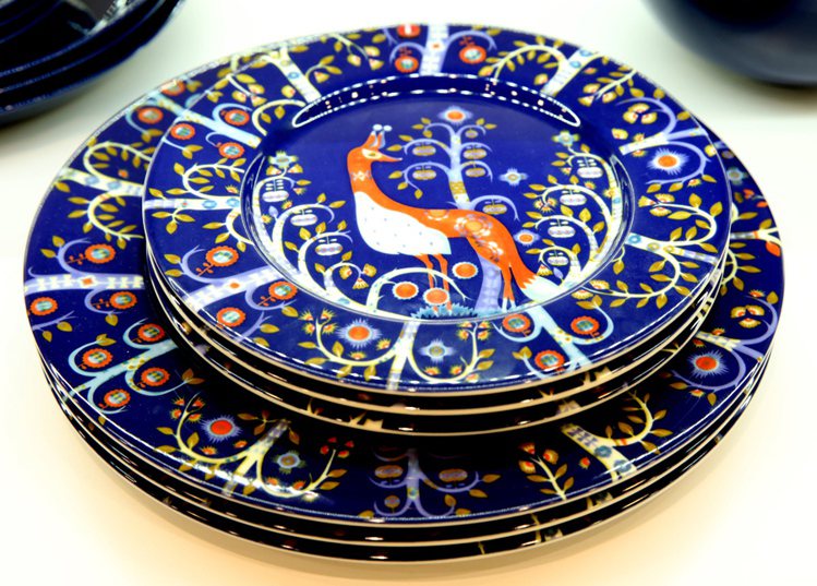 魔幻系列圓盤（藍色），22cm 定價 1290元，27cm 定價1490元。記者徐兆玄／攝影