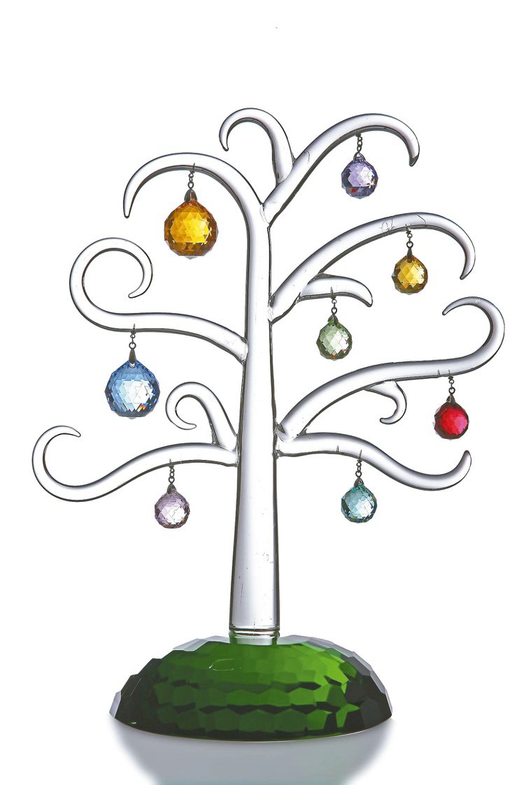 珠寶設計師吳昌怡跨界的「希望之樹」，時尚繽紛。26,180元。圖／LOTUS提供