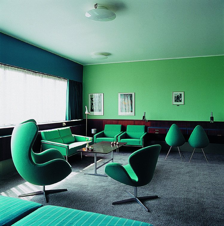 1958年Arne Jacobsen受託為丹麥SAS Royal Hotel進行606號房內裝設計，經典水滴椅如今原版市價已飆漲至3萬美金。圖／信實提供