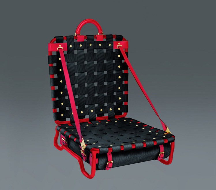 以路易威登行李箱內固定物品的織棉布帶為靈感的海灘折椅。圖／LV提供