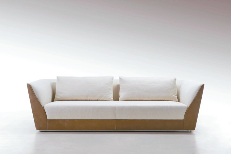 經典永遠不敗！HERITAGE新品Oasis擁有一貫的柔軟與優雅，沙發布料採用深色的天鵝絨，也可選擇不同的飾面和內飾。圖／御邸家具提供