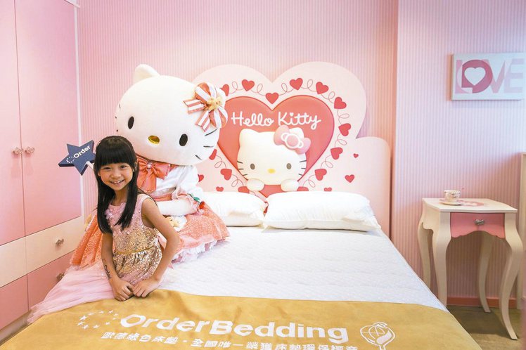 童星喬喬和Hello Kitty家具，掀起今夏紅粉風潮。圖／歐德集團提供