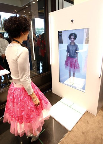 全國首創虛擬互動式穿衣鏡，手指一點，就能自由選擇穿上Marc Jacobs早春最新服飾。圖／TVBS周刊