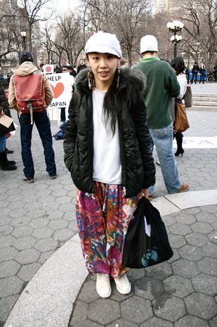 這天Union Square在舉行Help Japan的活動（背景可見），這位酷妞是幫忙募款的舞者，很hip-hop style，目光一直無法轉移她的緞面大花褲，褲管有做收口，好看到爆炸！（大心）圖／三采文化