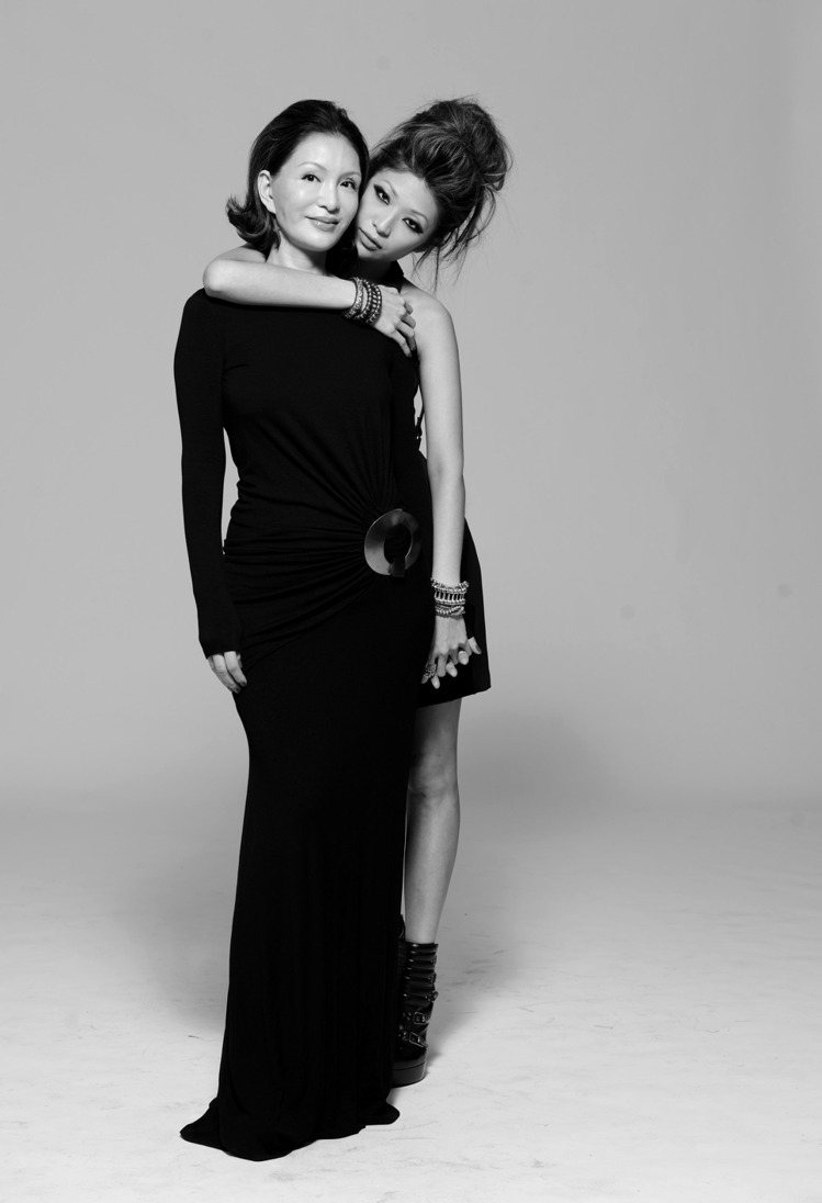 CLUB DESIGNER創辦人高秋鴻（左）與女兒陳怡（右）是時尚圈裡頭的美女母女檔。圖/ CLUB DESIGNER提供