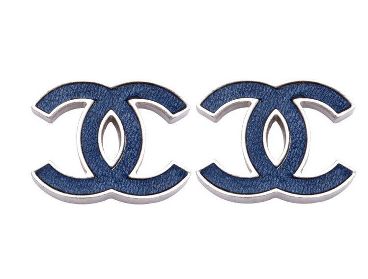 丹寧藍小羊皮CC Logo耳環，9,200元。圖／CHANEL提供