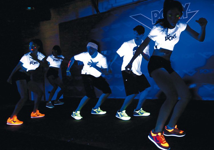 PONY夜光世代復古慢跑鞋上市，舞者穿著慢跑鞋跳出動感的炫光舞蹈。記者陳正興／攝影