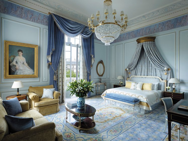巴黎香格里拉酒店原址是拿破崙的姪孫的家，充斥以大理石與馬賽克拼花鑲嵌的地板，以及多到不行的鍍金裝飾。圖／GQ提供