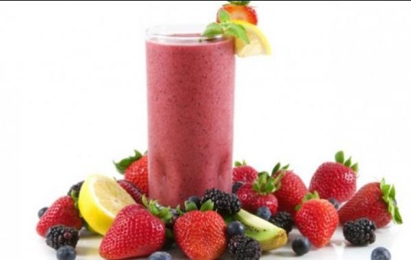 雜莓smoothie。莓類具有高度的抗氧化功能，能幫助潔淨肝臟，為肌膚抵抗污染及日曬。圖／she.com Taiwan