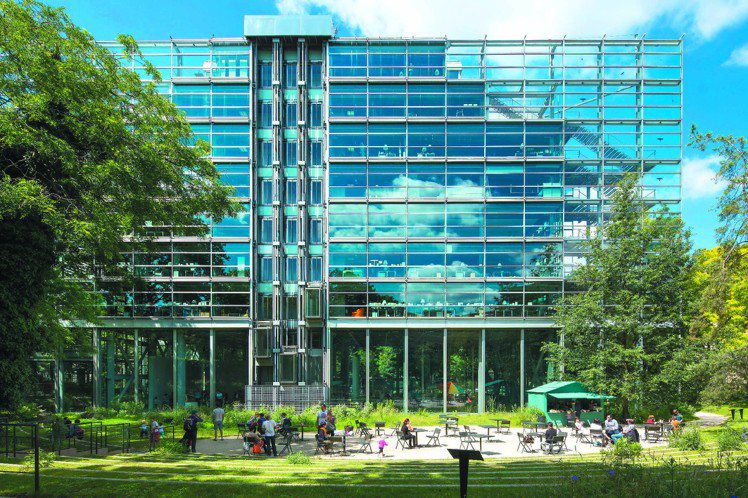 卡地亞當代藝術基金會所在的建築有綠樹為伴，玻璃鋼鐵結構外牆映襯出巴黎天空。圖／卡地亞提供