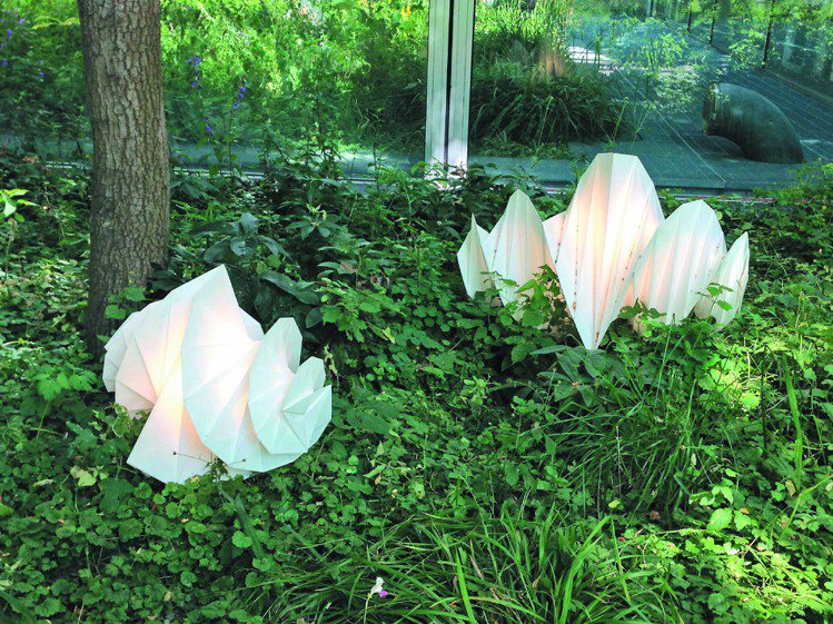 日本設計師三宅一生的燈飾坐落於基金會外的庭園內。記者祁玲／攝影