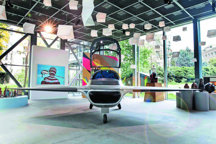 卡地亞當代藝術基金會30周年特展，設計師馬克紐森的飛機模型也是展品之一。圖／卡地亞