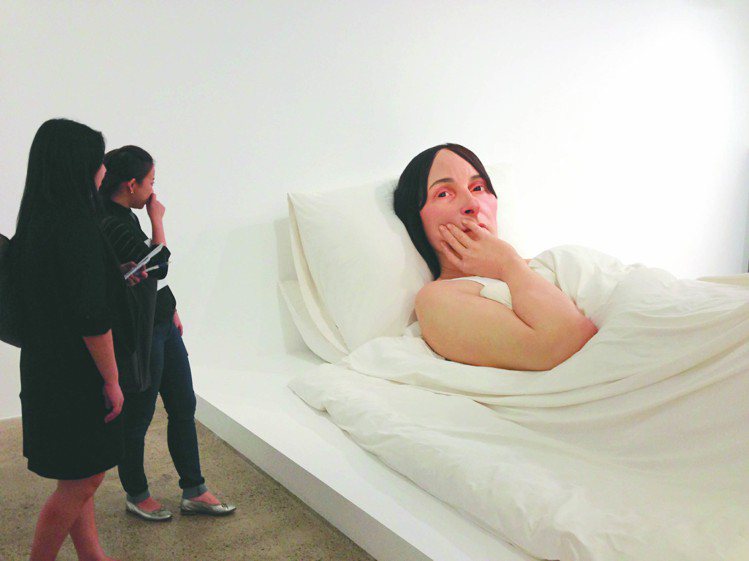 澳洲雕塑家羅恩穆克的大型雕塑作品「In  Bed」，現由卡地亞當代藝術基金會收藏。記者祁玲／攝影