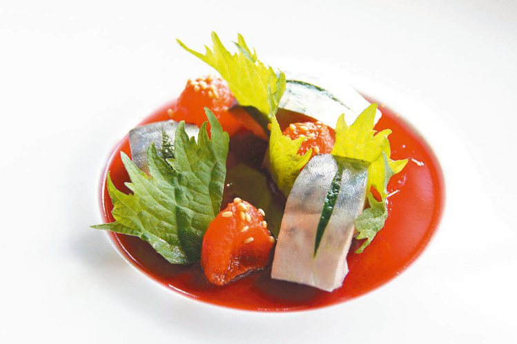 銀白的青花魚放在嫣紅的洛神花凍上，中間綴上幾片碧綠的紫蘇葉和鮮紅的半乾番茄。圖／謝忠道