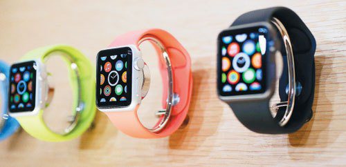 蘋果手表有多種款式，採色果凍表帶的設計十分新潮。圖／美聯社