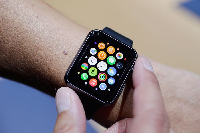 時尚圈對蘋果手表的外型設計十分兩極。圖／美聯社