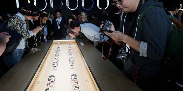 在蘋果發表會上，媒體爭相試用蘋果手表。圖／美聯社