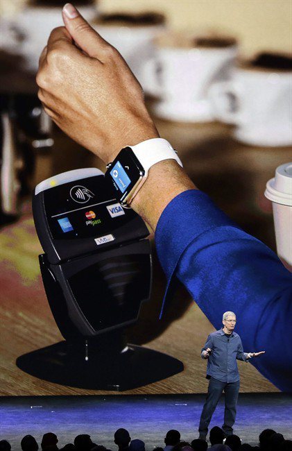 搭配Apple Pay功能，智慧手機只需「嗶」一下就能買咖啡、漢堡，是隨身小零錢包。圖／美聯社
