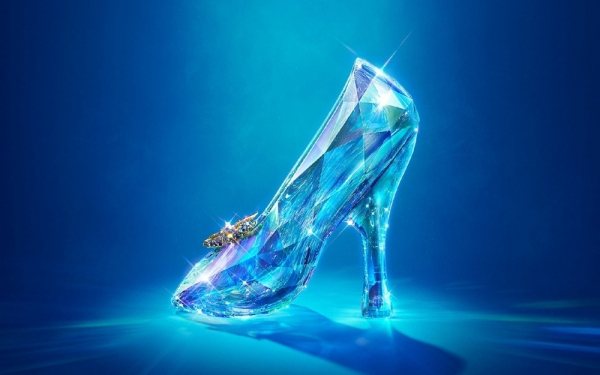 玻璃鞋有多種隱喻，為灰姑娘嫁入皇室預留伏筆。圖／迪士尼提供