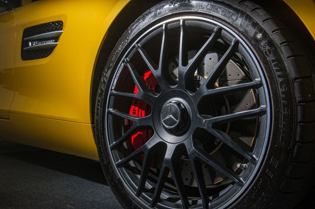 GT S搭配前19吋、後20吋胎圈與AMG紅色煞車卡鉗。 Mercedes-Be...