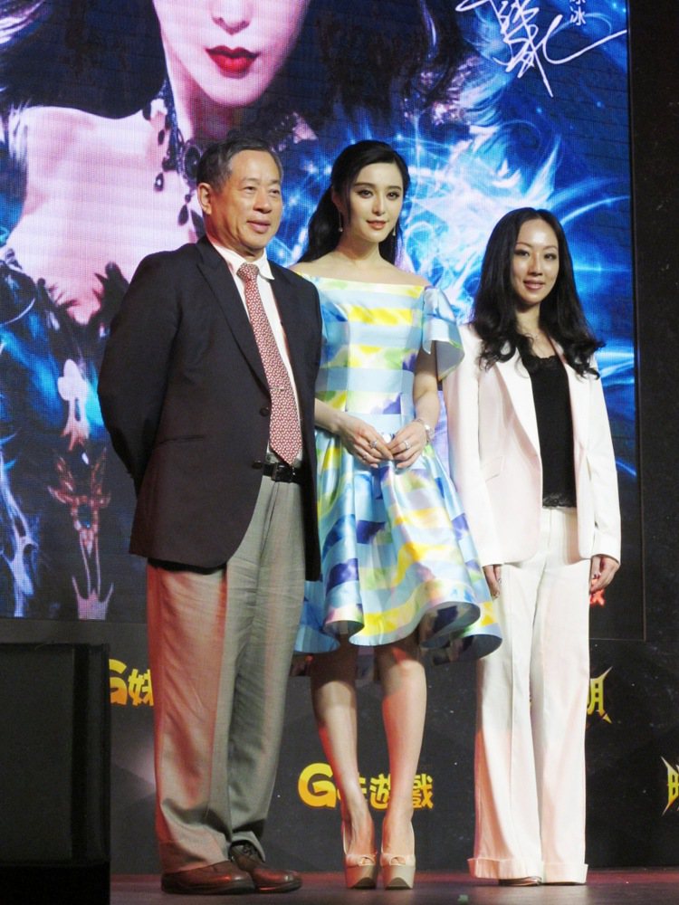 范冰冰和智冠科技董事長王俊博（左）、G妹遊戲總經理蔡楷甯（右）。記者吳曉涵攝影