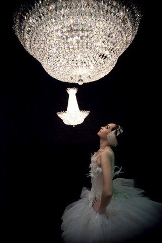 身穿白色舞衣的娜塔莉波曼展現像仙女一樣的純淨靈巧氣質。圖／施華洛世奇元素提供